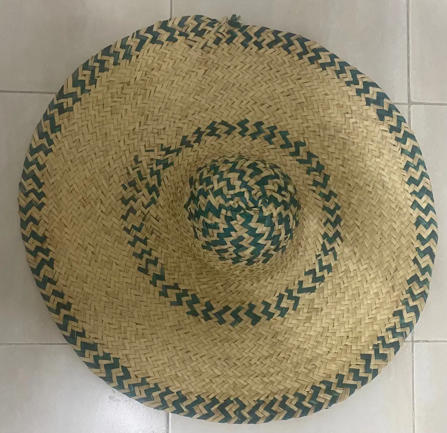 کلاه حصیری|لباس|شیراز, میرزاکوچک خان|دیوار