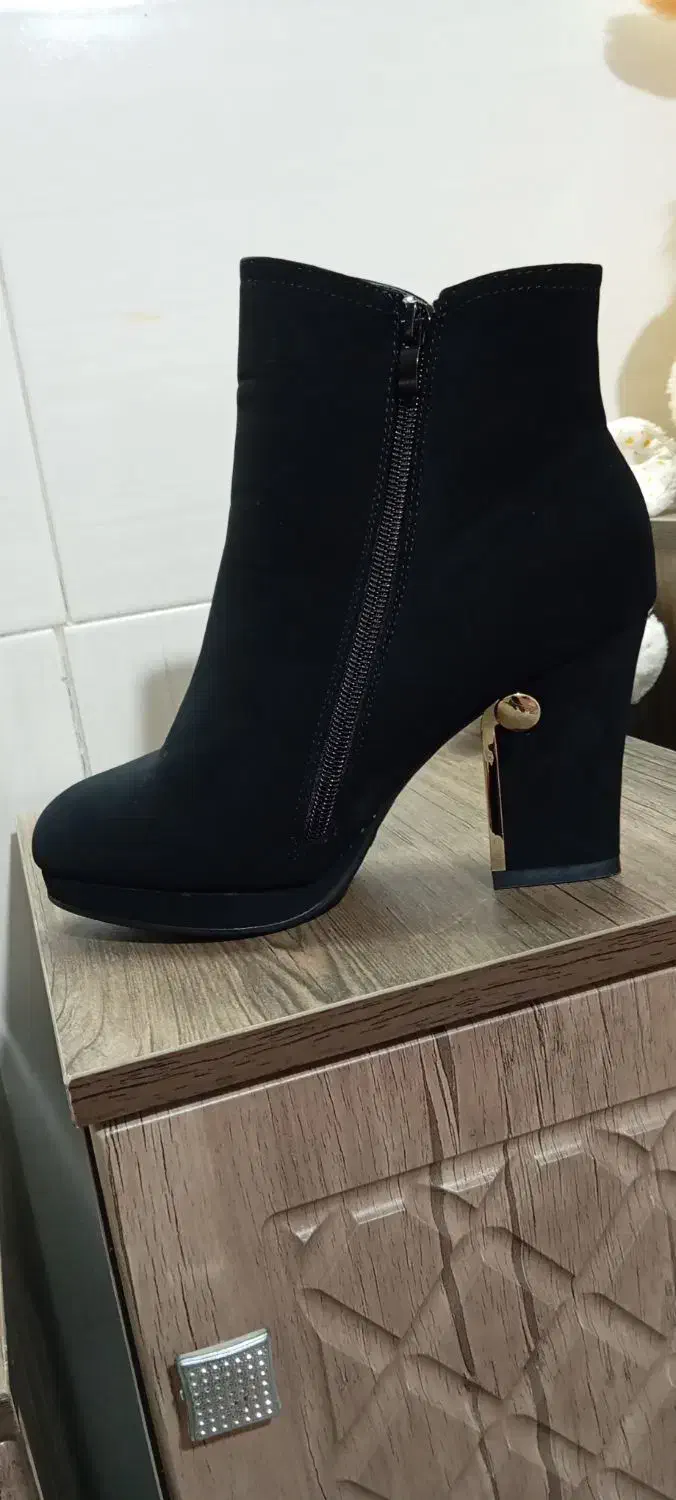 بوت مجلسی نو|کیف، کفش، کمربند|قم, چهل درخت‎|دیوار