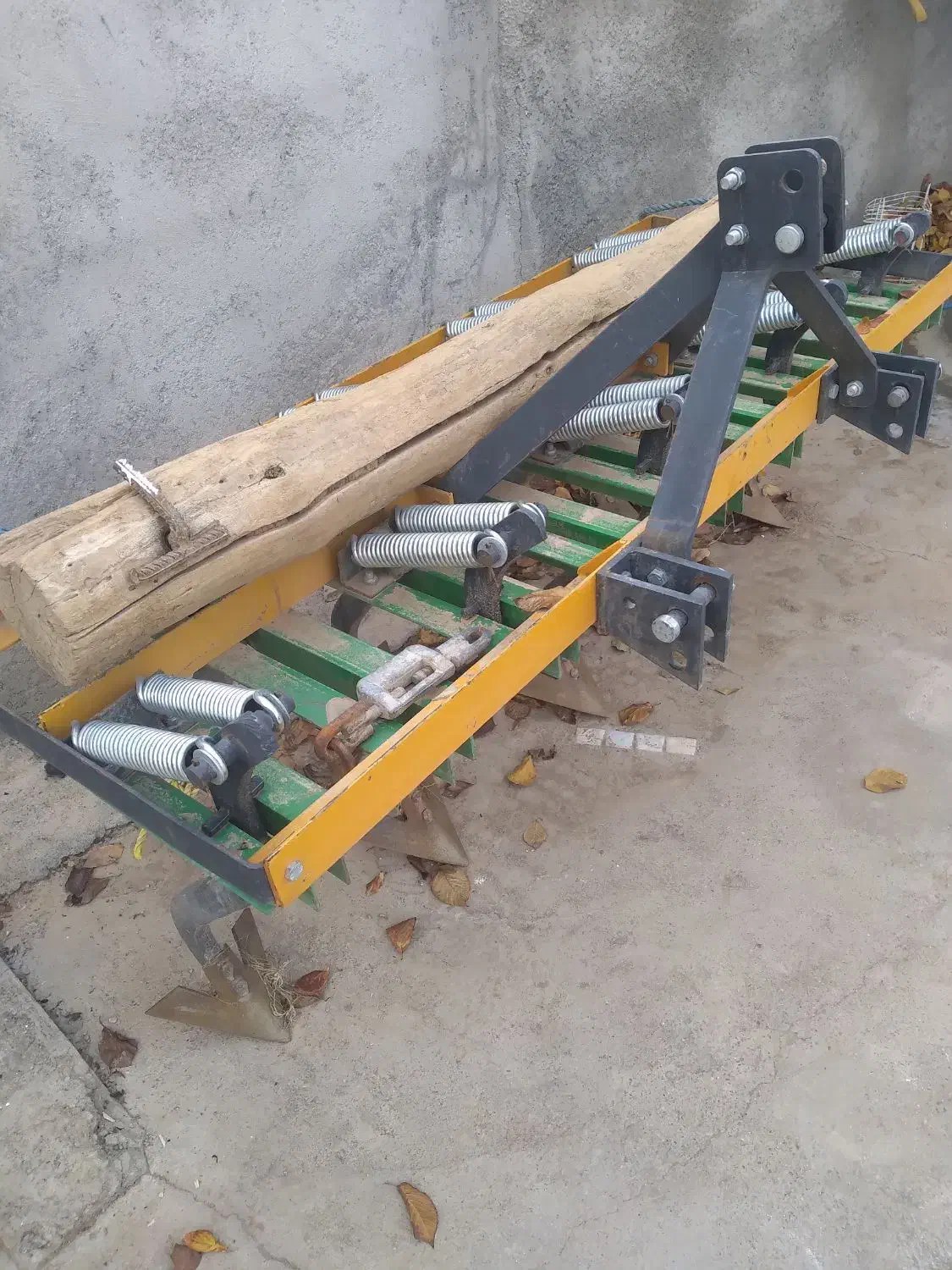 خویش وپنجه غازی|ماشینآلات صنعتی|شاهین دژ, |دیوار