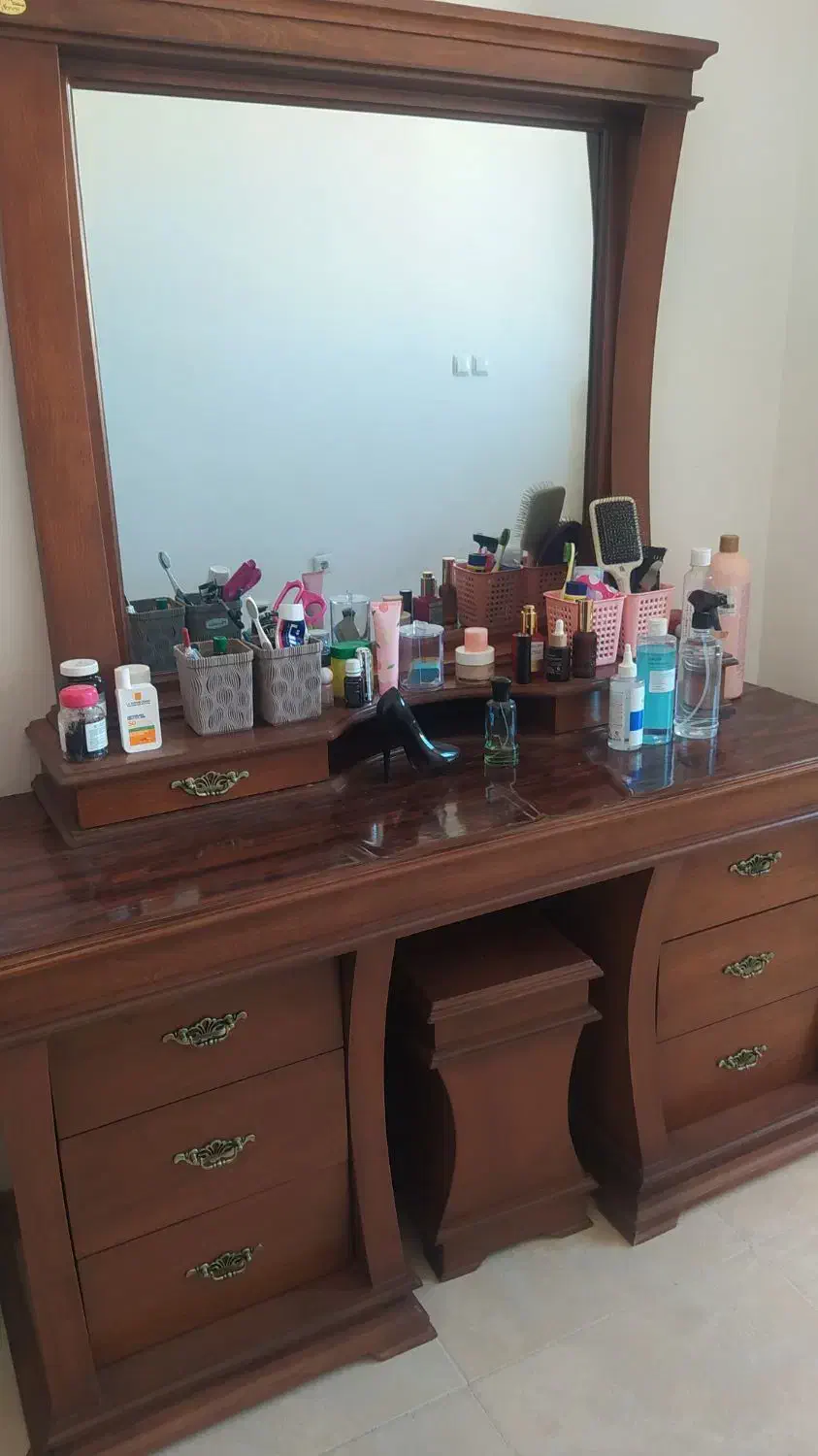 سرویس خواب در حد نو|تخت و سرویس خواب|صدرا-فارس, فاز ۱|دیوار