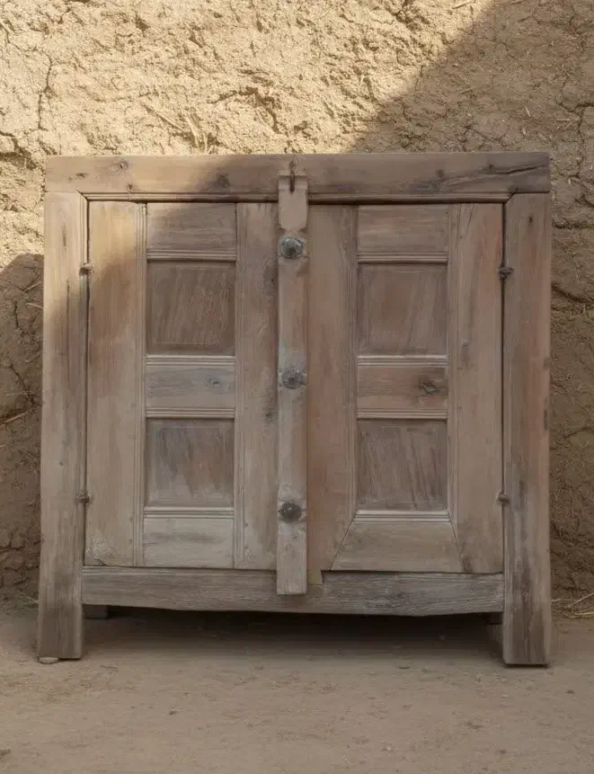 درب گنجه چوبی|کلکسیون اشیاء عتیقه|یزد, |دیوار