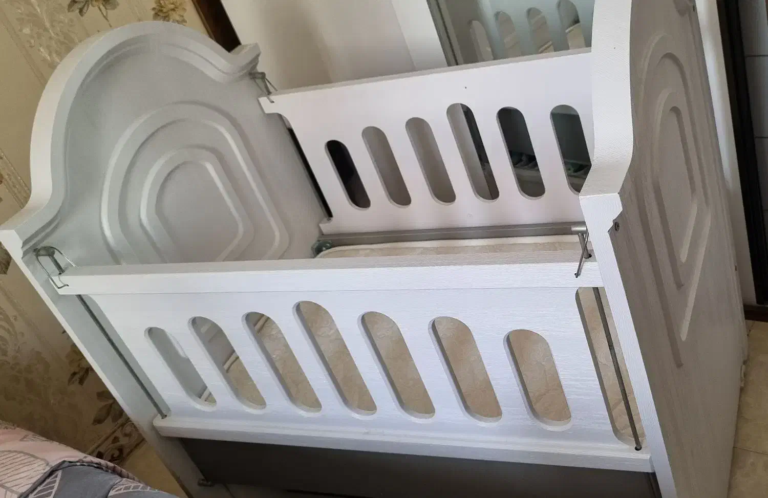 تخت کنار مادر و تشکش|اسباب و اثاث بچه|اندیشه, اندیشه فاز ۵|دیوار