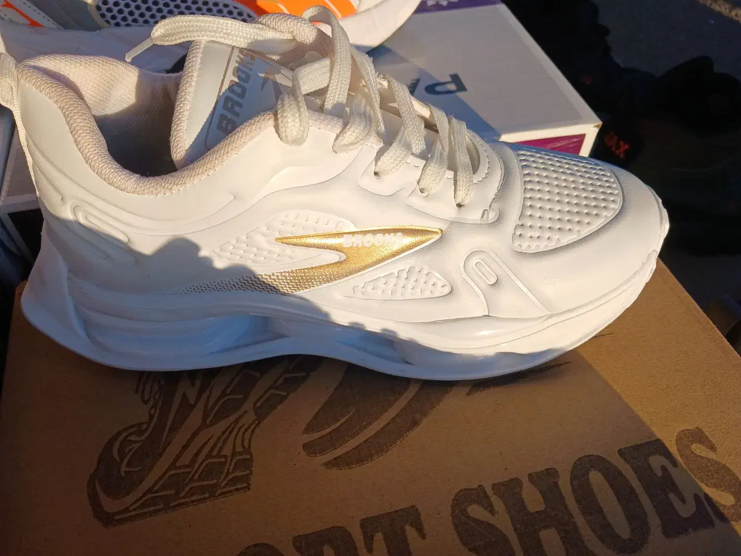 فروش کفش اسپرت. زنانه. مردانه .بچگانه|کیف، کفش، کمربند|چورزق, |دیوار