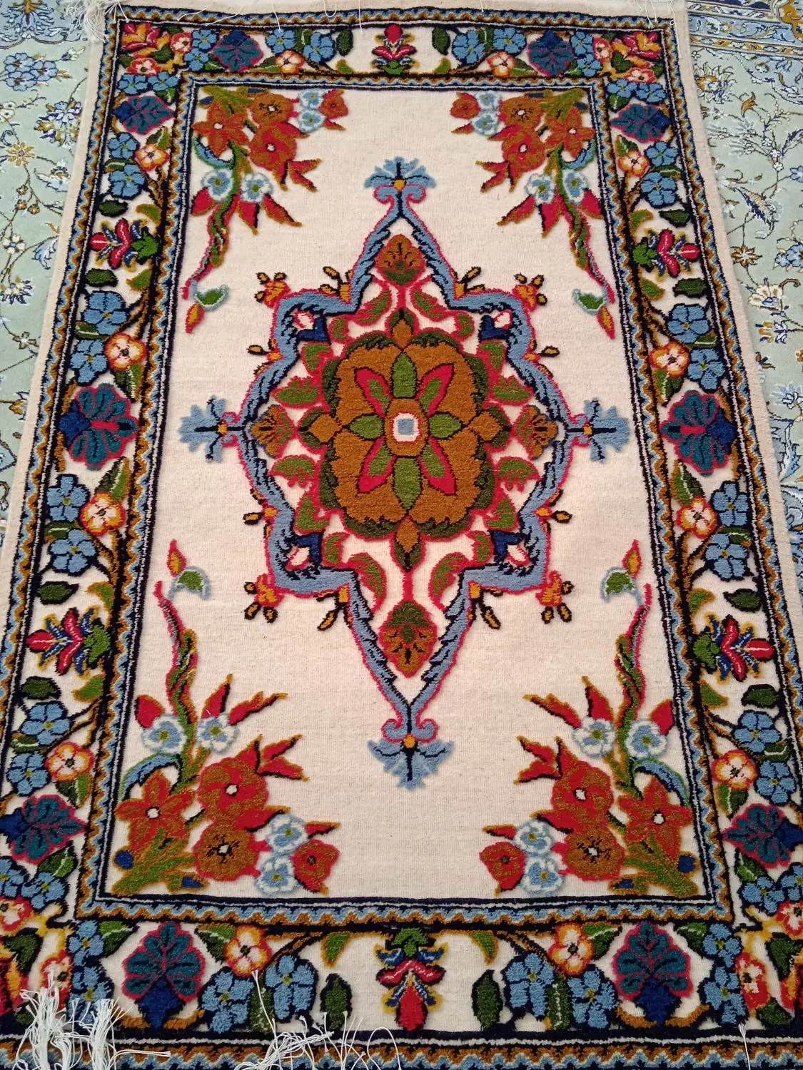 گلیم نقش برجسته و فرش دست باف|فرش|ایلام, |دیوار