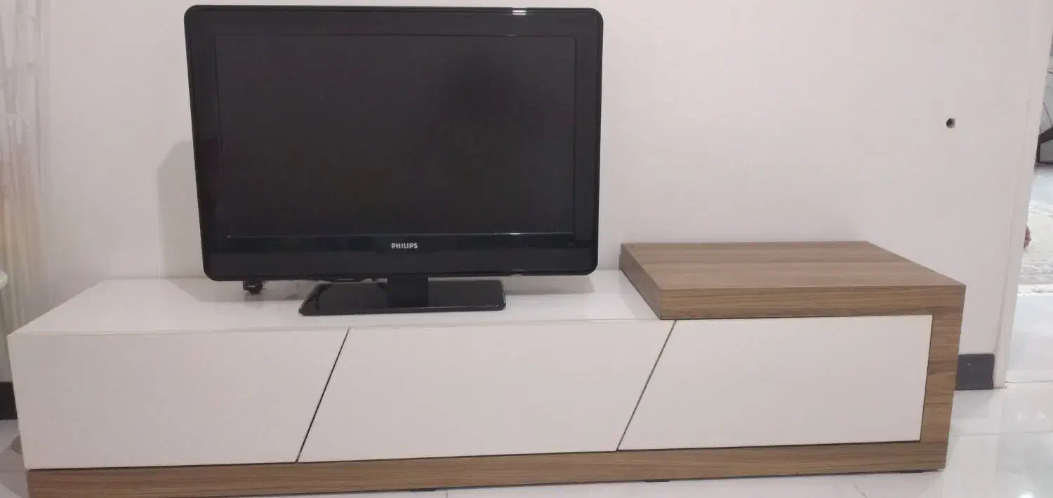 تلویزیون ومیز|تلویزیون و پروژکتور|شاهینشهر, مخابرات (شهید بهشتی)|دیوار