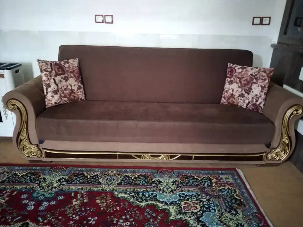 مبل راحتی به همراه جلو مبلی تمیز|مبلمان خانگی و میز عسلی|سلماس, |دیوار