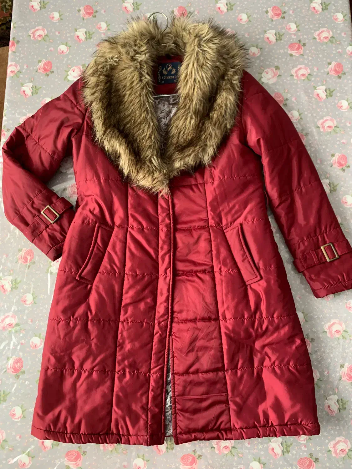 کاپشن زرشکی|لباس|ساری, |دیوار