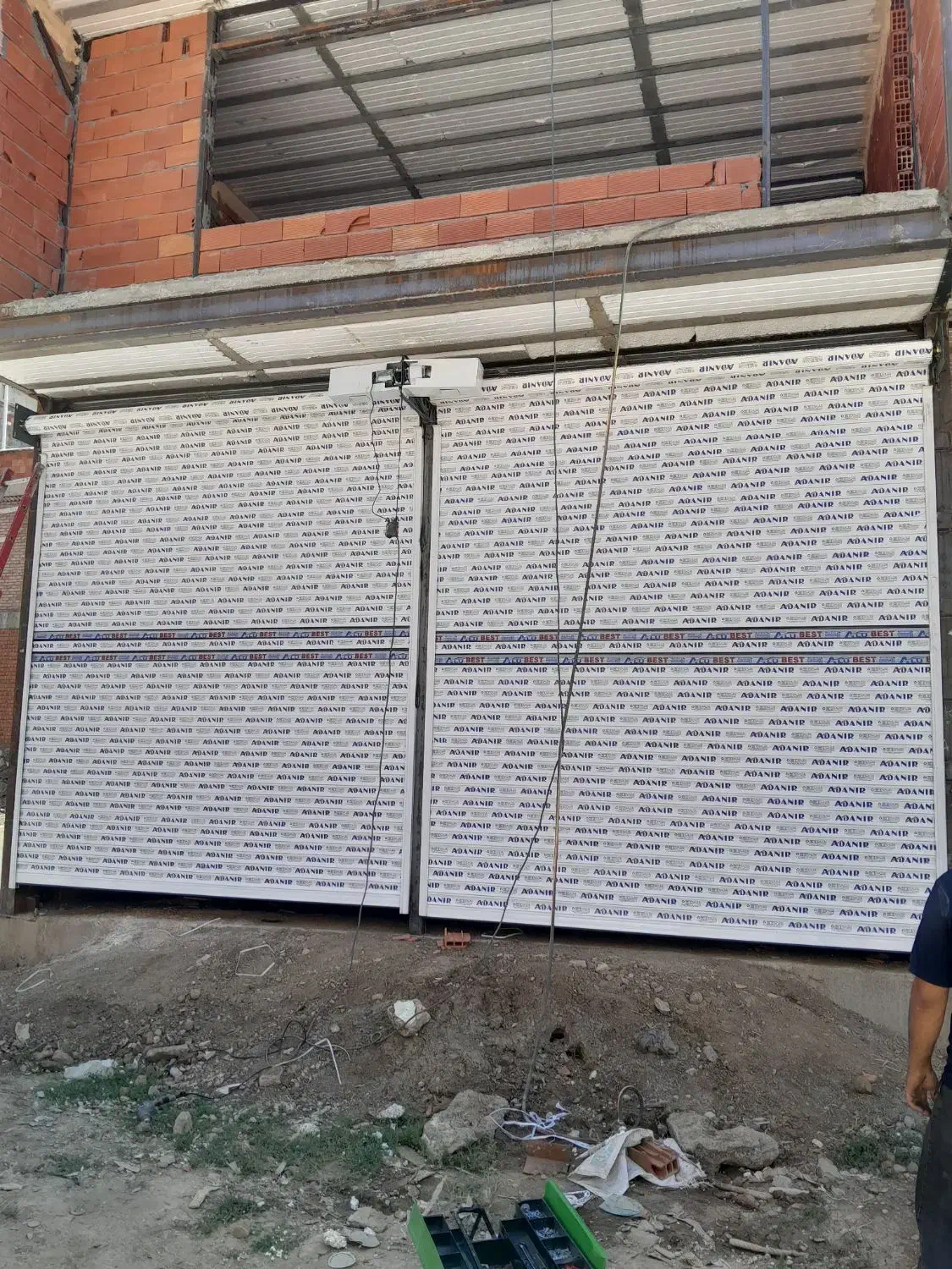 خدمات وه نصب کرکره برقی وه شیشیه سکوریت|خدمات پیشه و مهارت|سنندج, |دیوار