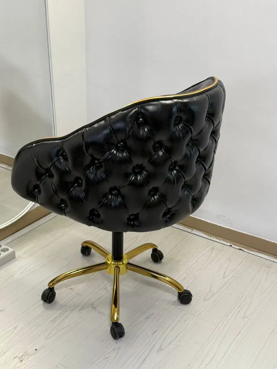 تجهیزات سالن زیبایی|مبلمان خانگی و میز عسلی|اصفهان, عطار نیشابوری|دیوار