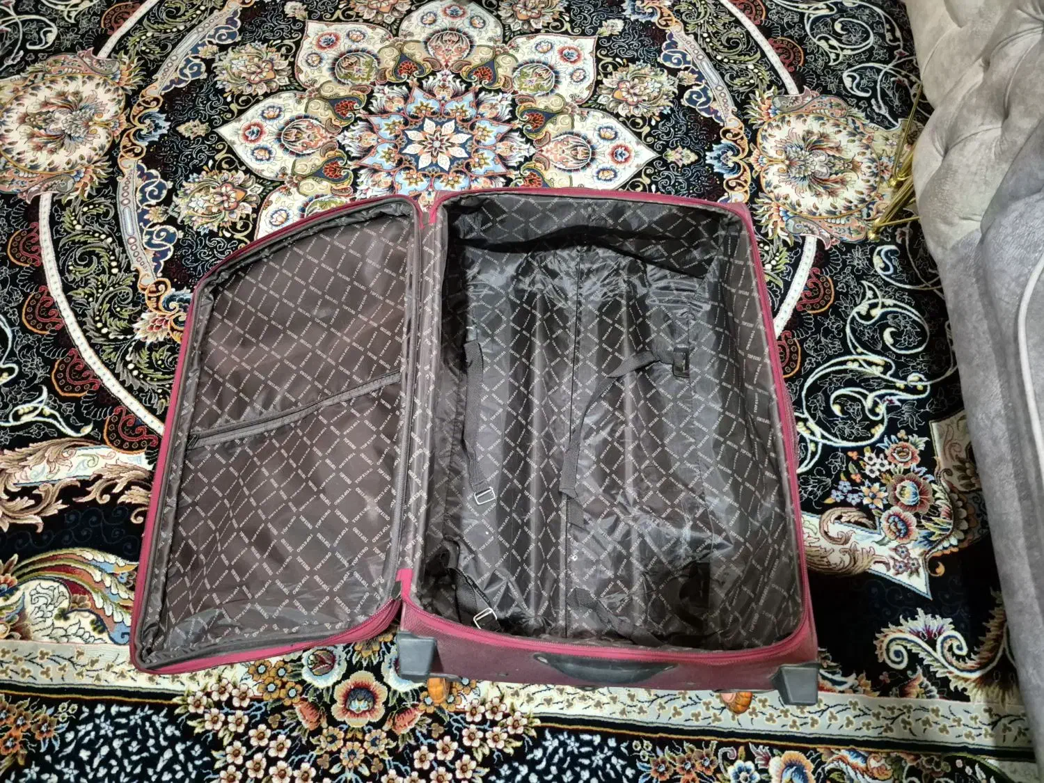 ۲ عدد چمدان|کیف، کفش، کمربند|قم, امامزاده ابراهیم|دیوار