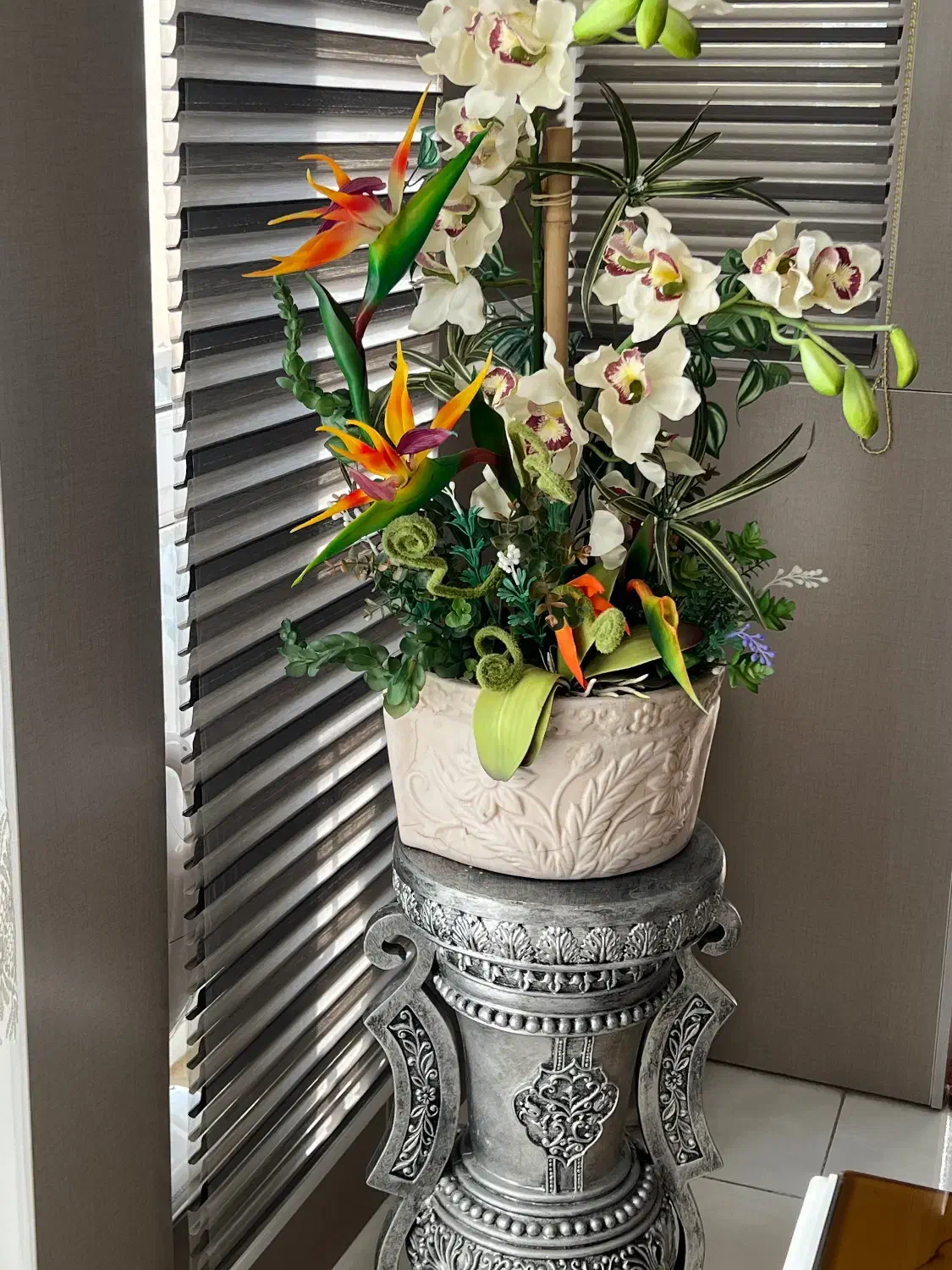 گلدان و گرامافون همراه با میزش|گل مصنوعی|همدان, |دیوار