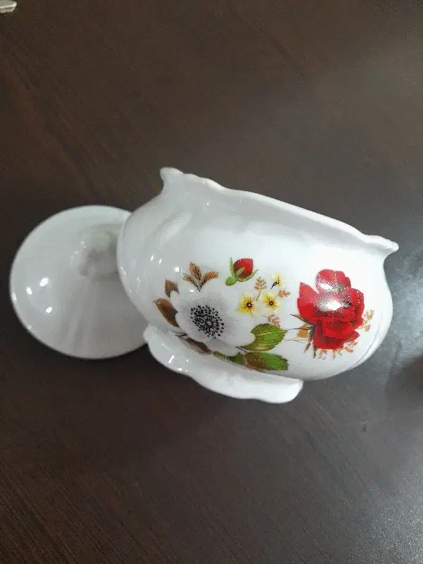 قندان گل سرخی|ظروف سرو و پذیرایی|قم, قلعه کامکار|دیوار