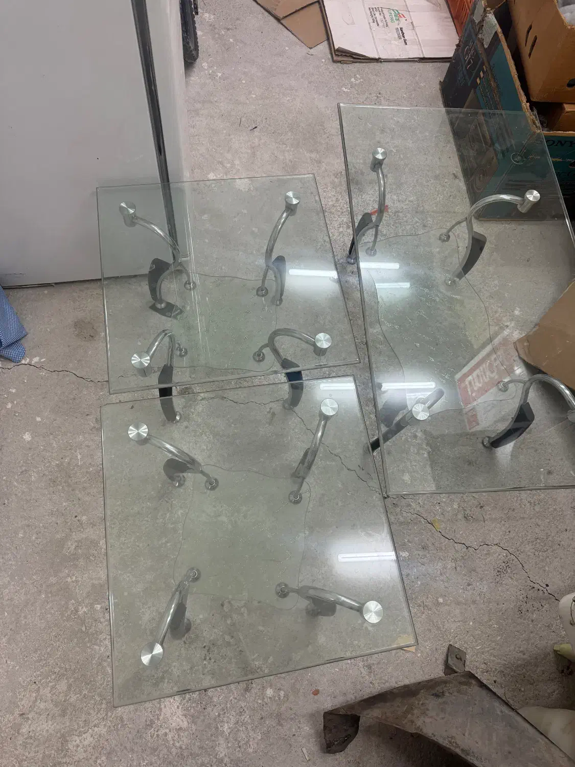 میز شیشه ای سالم وکابینت فلزی و یک عدد ساک سالم|میز و صندلی غذاخوری|سهند, |دیوار