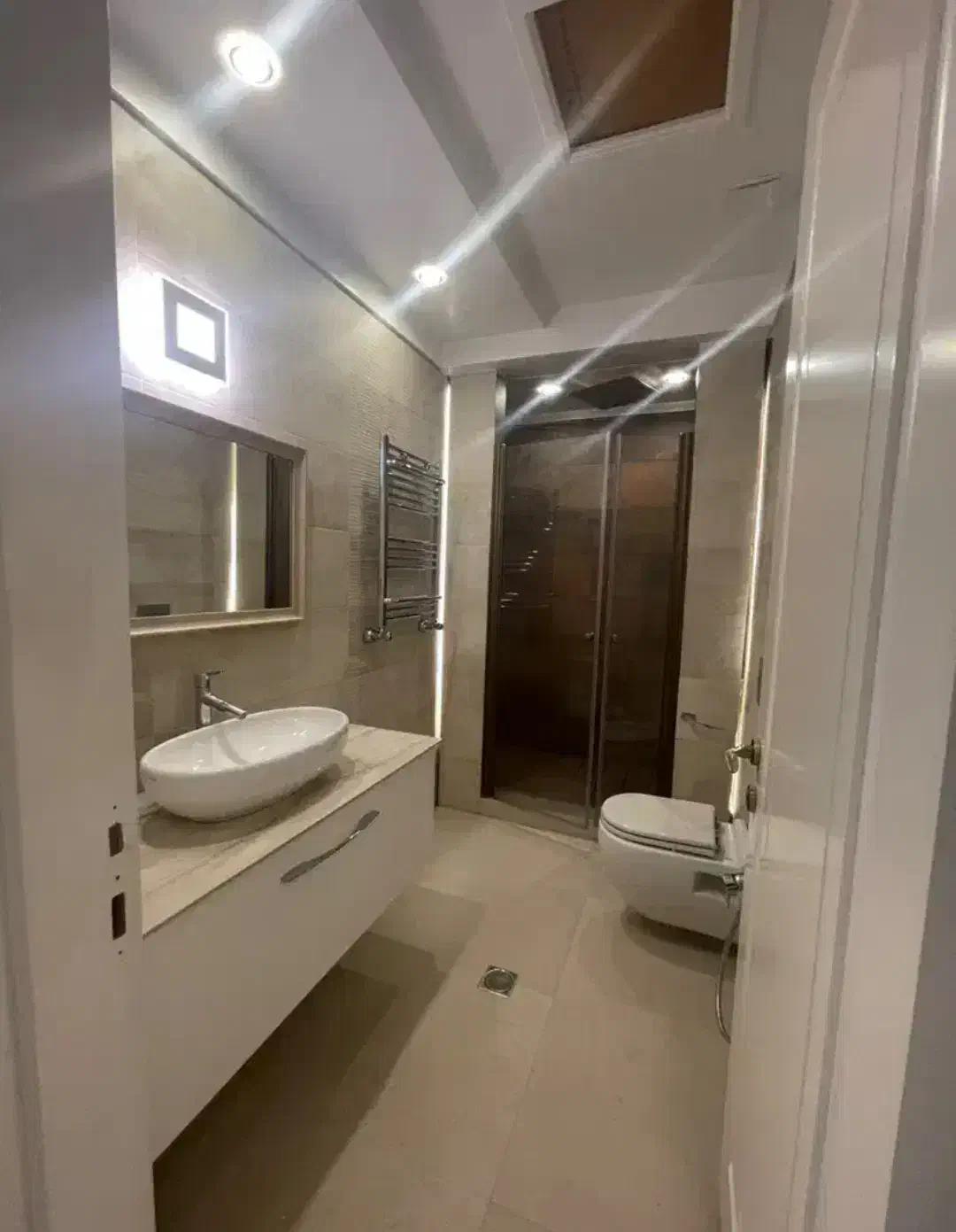 زعفرانیه ۱۸۵ متر ۳ خواب ۱مستر ۲ پارکینگ سندی