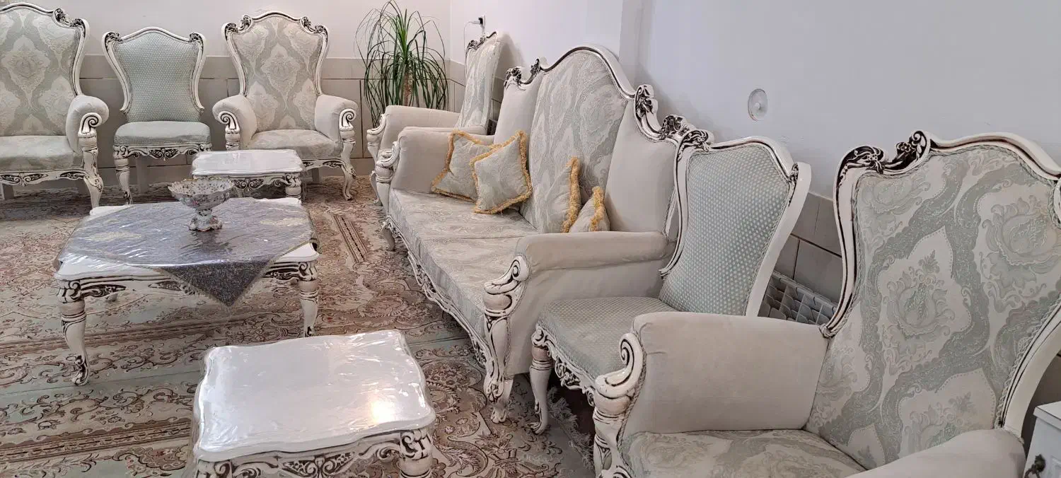 مبلمان کلاسیک ۹نفره بهمراه میز و عسلی چوبی|مبلمان خانگی و میز عسلی|شهرضا, |دیوار