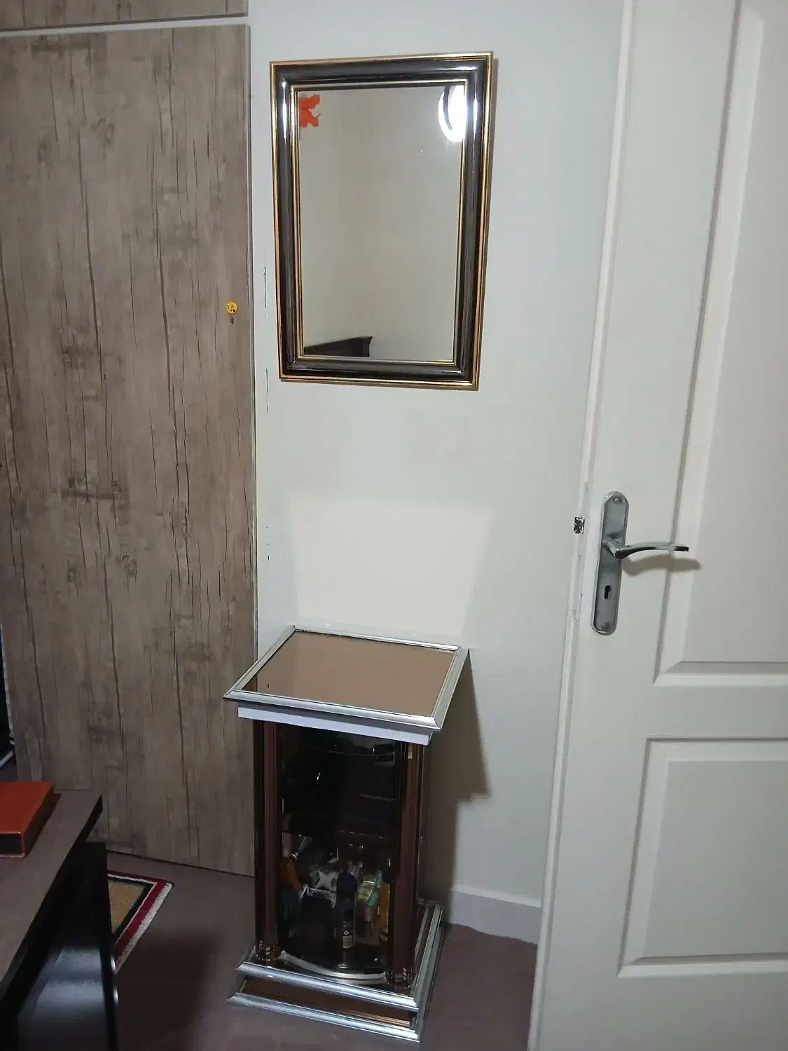 آینه و میز شیشه ای کوچک|بوفه، ویترین، کنسول|پرند, فاز ۳|دیوار