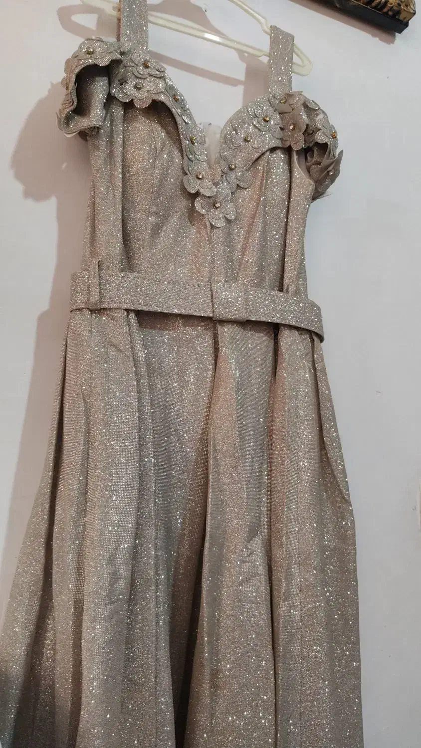 لباس مجلسی|لباس|میانه, |دیوار