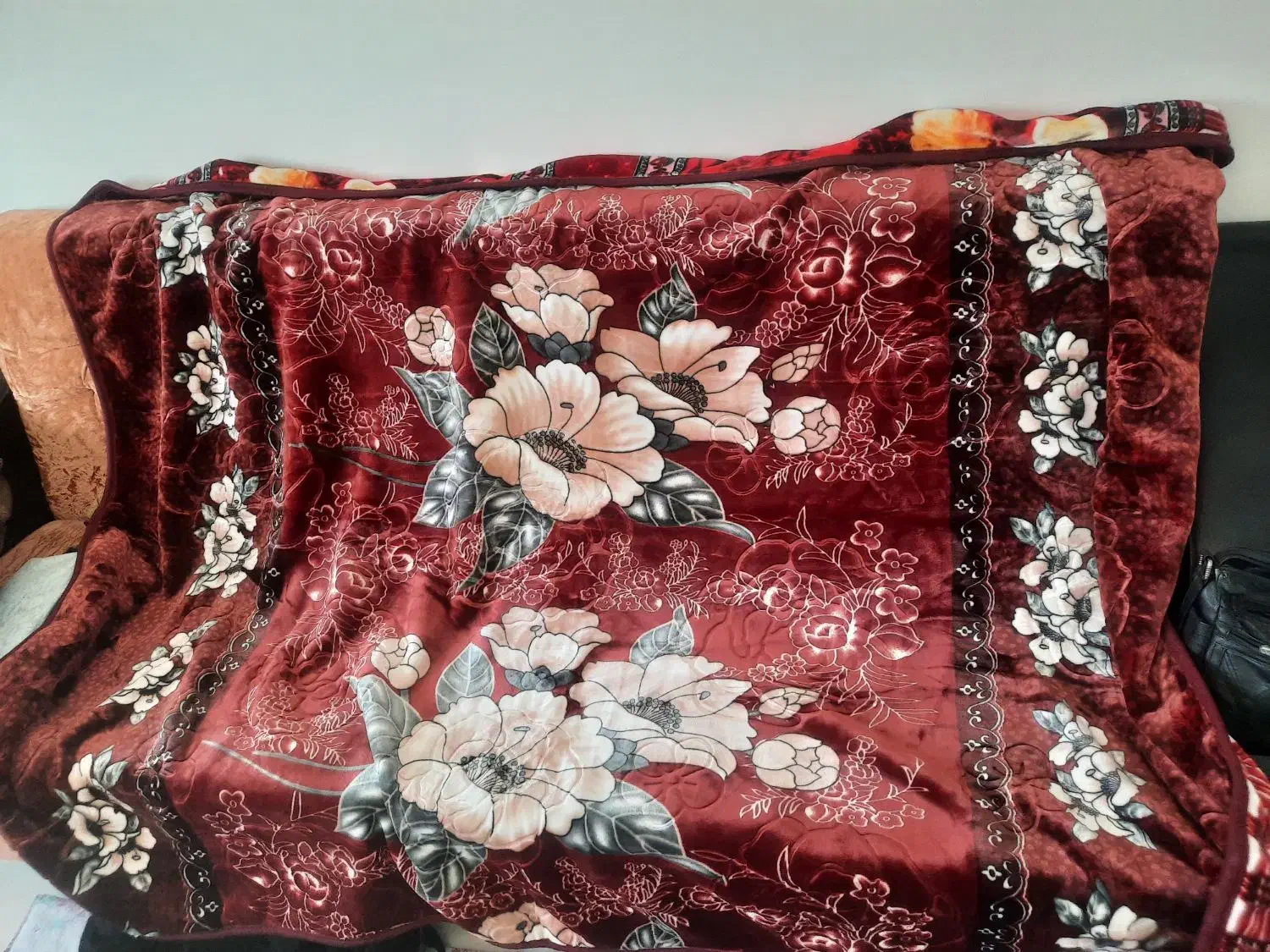 پتوی خارجی|رختخواب، بالش، پتو|گلبهار, شهر جدید گلبهار|دیوار