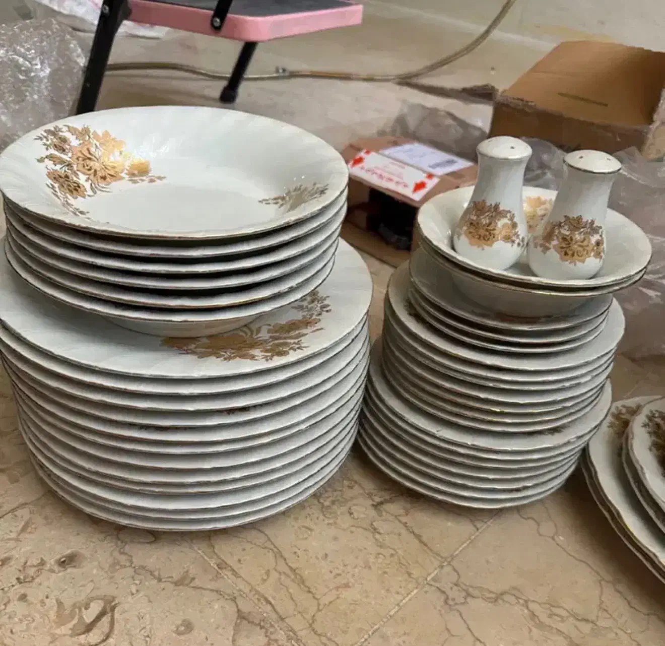 سرویس چینی قدیمی|ظروف سرو و پذیرایی|قم, باجک یک|دیوار