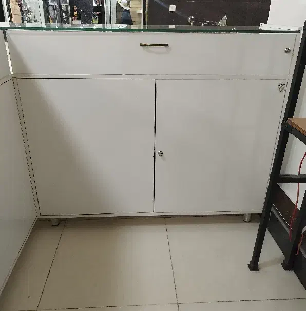 ویترین شیشهای فروشگاهی تمیز دارای کمد وکشو قفلدار|فروشگاه و مغازه|اصفهان, شیخ اشراق|دیوار