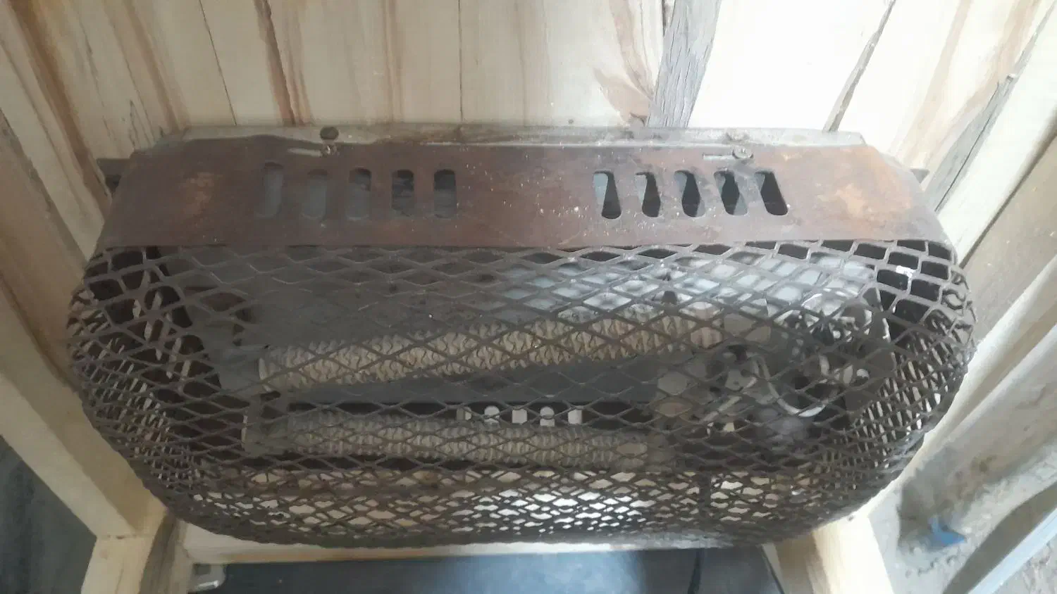 میز کرسی چوبی با هیتر برقی  برای شب یلدا|بخاری، هیتر، شومینه|اصفهان, رحیم‌آباد|دیوار