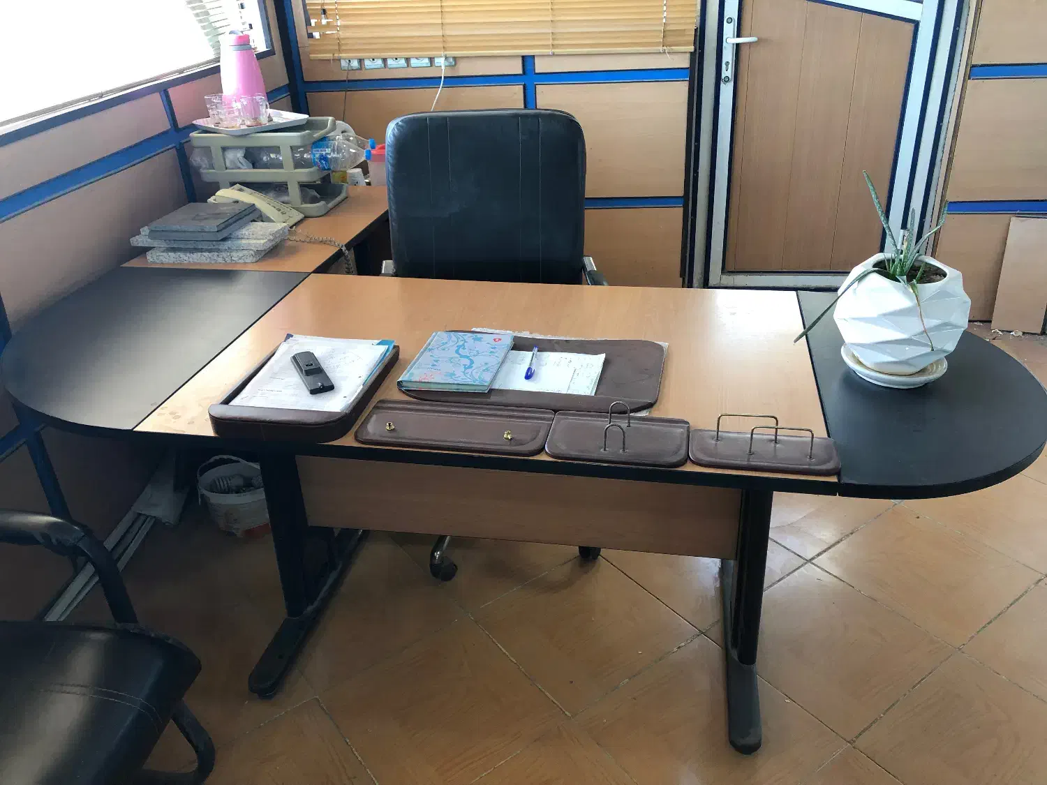 میز کامپیوتر و کمد ویترین دار|دفتر کار|قم, خداکرم|دیوار