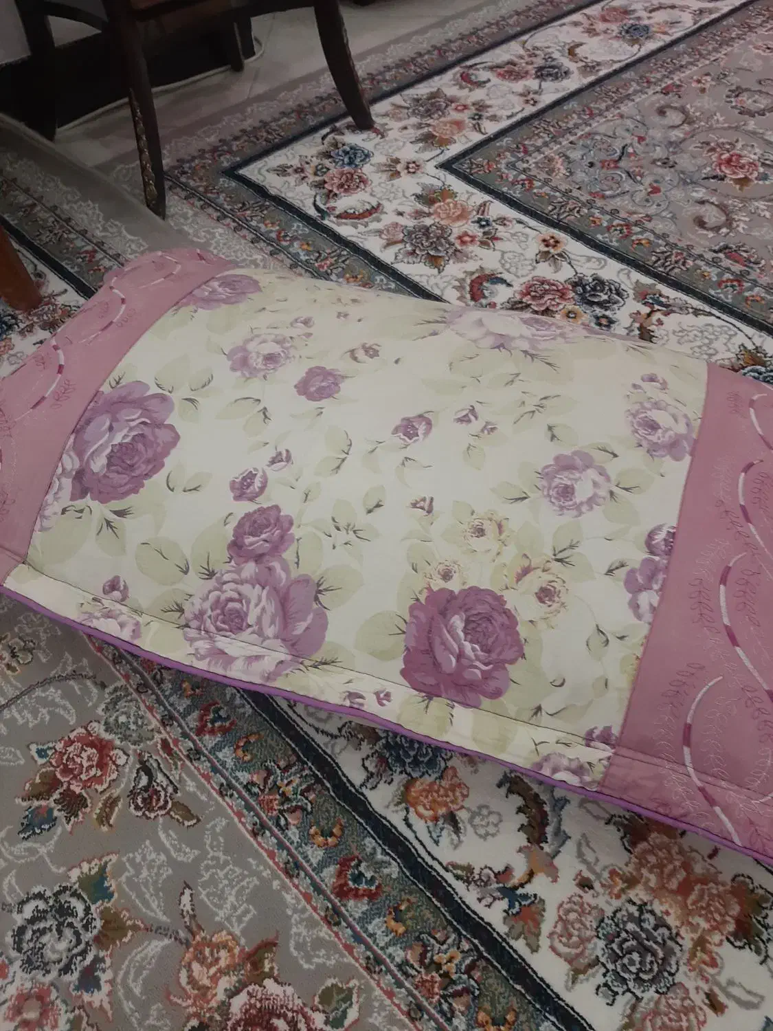 دوعدد بالش پر و الیاف مرتب و تمیز به دلیل عدم نیاز|رختخواب، بالش، پتو|اندیشه, اندیشه فاز ۱|دیوار