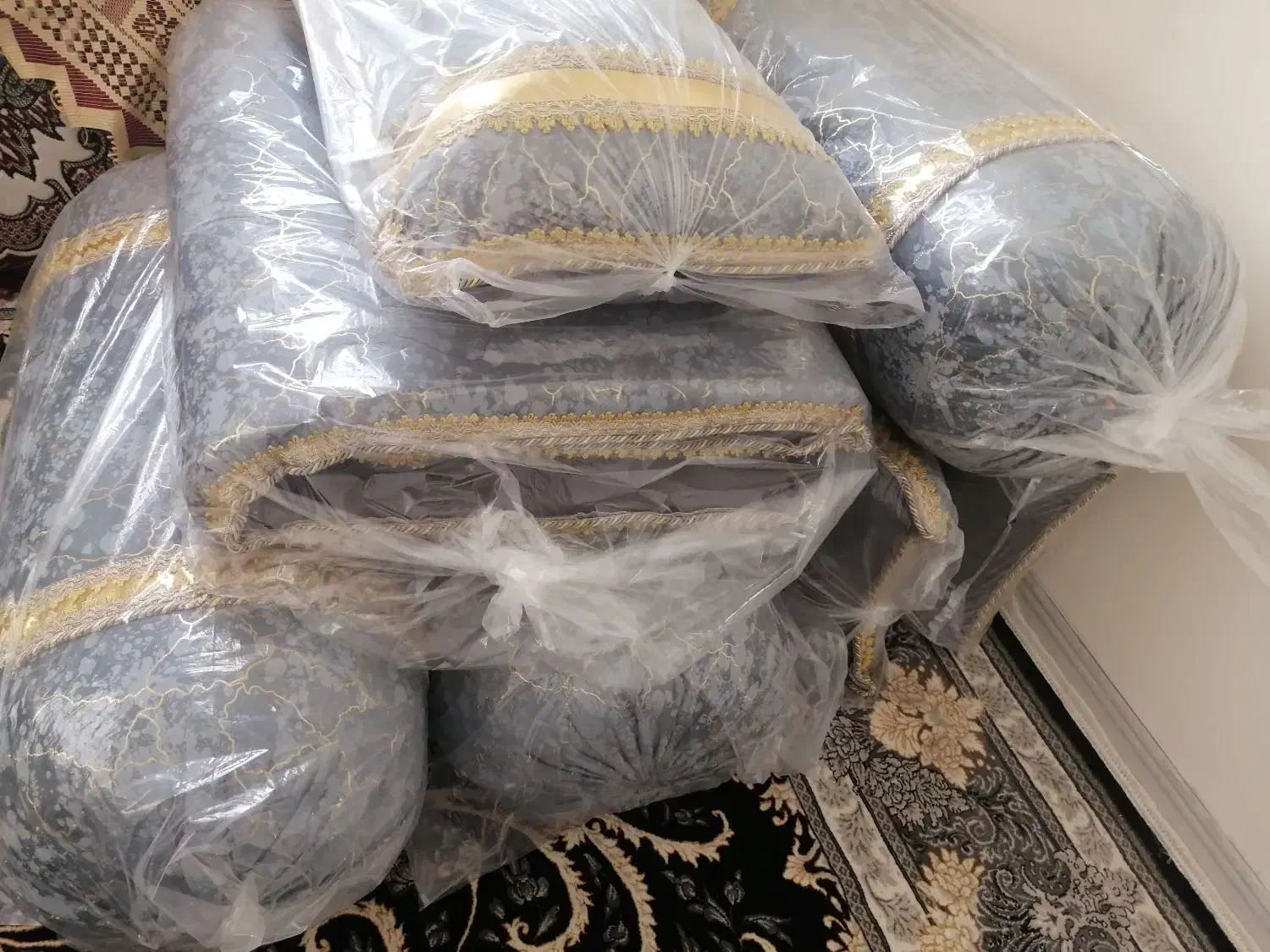 کناره. بالشت. پشتی. نو|رختخواب، بالش، پتو|خاش, |دیوار