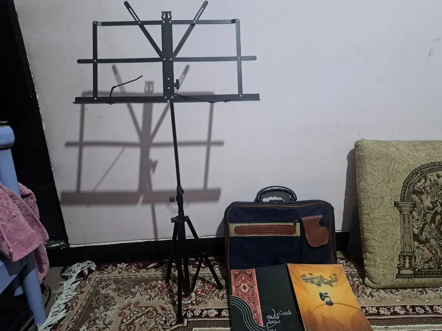 پایه نوت موسیقی همراه با کتاب و کیف|سازهای سنتی|صدرا-فارس, فاز ۱|دیوار