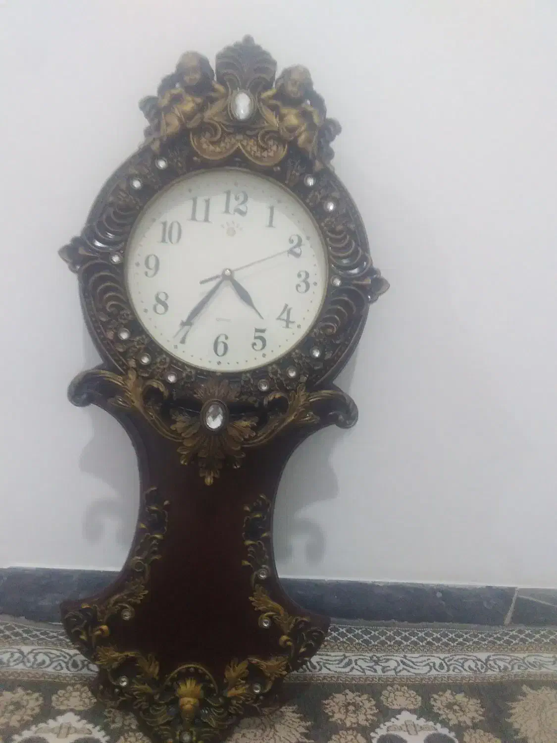 یک ساعت سالم و زیاد کار نکرده|ساعت دیواری و تزئینی|قوچان, |دیوار