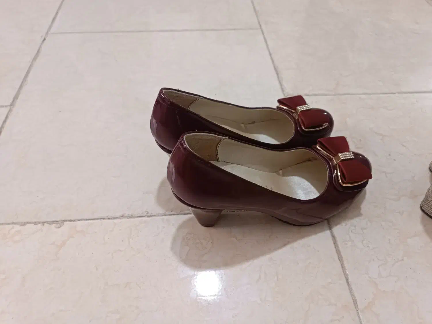 کفش مجلسی|کیف، کفش، کمربند|پرند, فاز ۶|دیوار