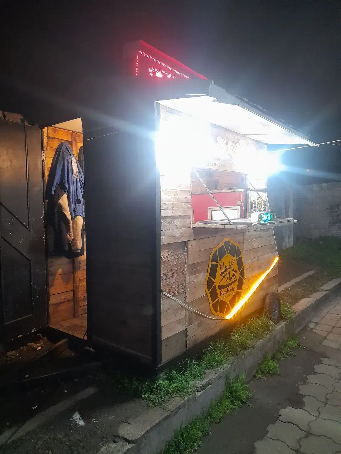 دکه چوبی|اجارهٔ مغازه و غرفه|رشت, امین الضرب|دیوار