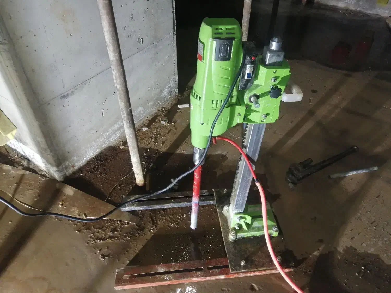 کمپرسور، کاتر، کرگیر، برش بتن، کاشت میلگرد|خدمات پیشه و مهارت|اردبیل, |دیوار