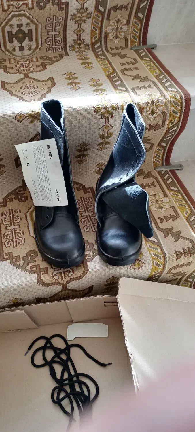 پوتین نظامی|کیف، کفش، کمربند|بندر انزلی, کوی بهار|دیوار