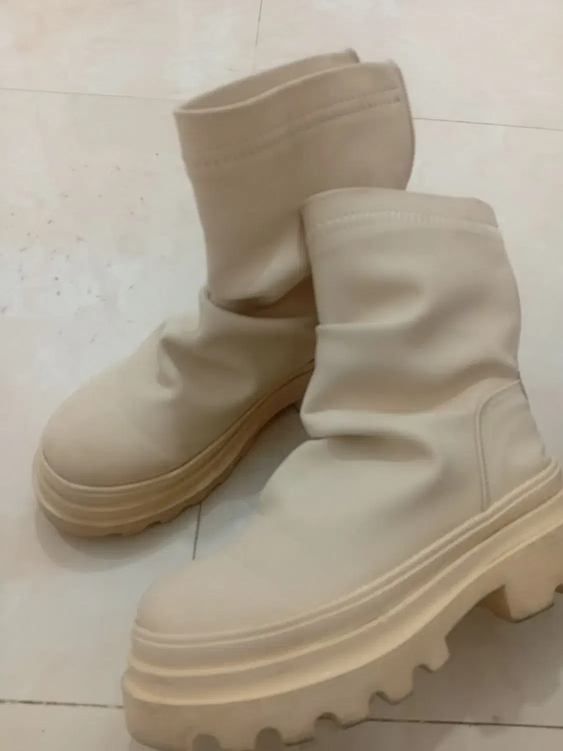 دوجفت پوتین|کیف، کفش، کمربند|رشت, بازار|دیوار