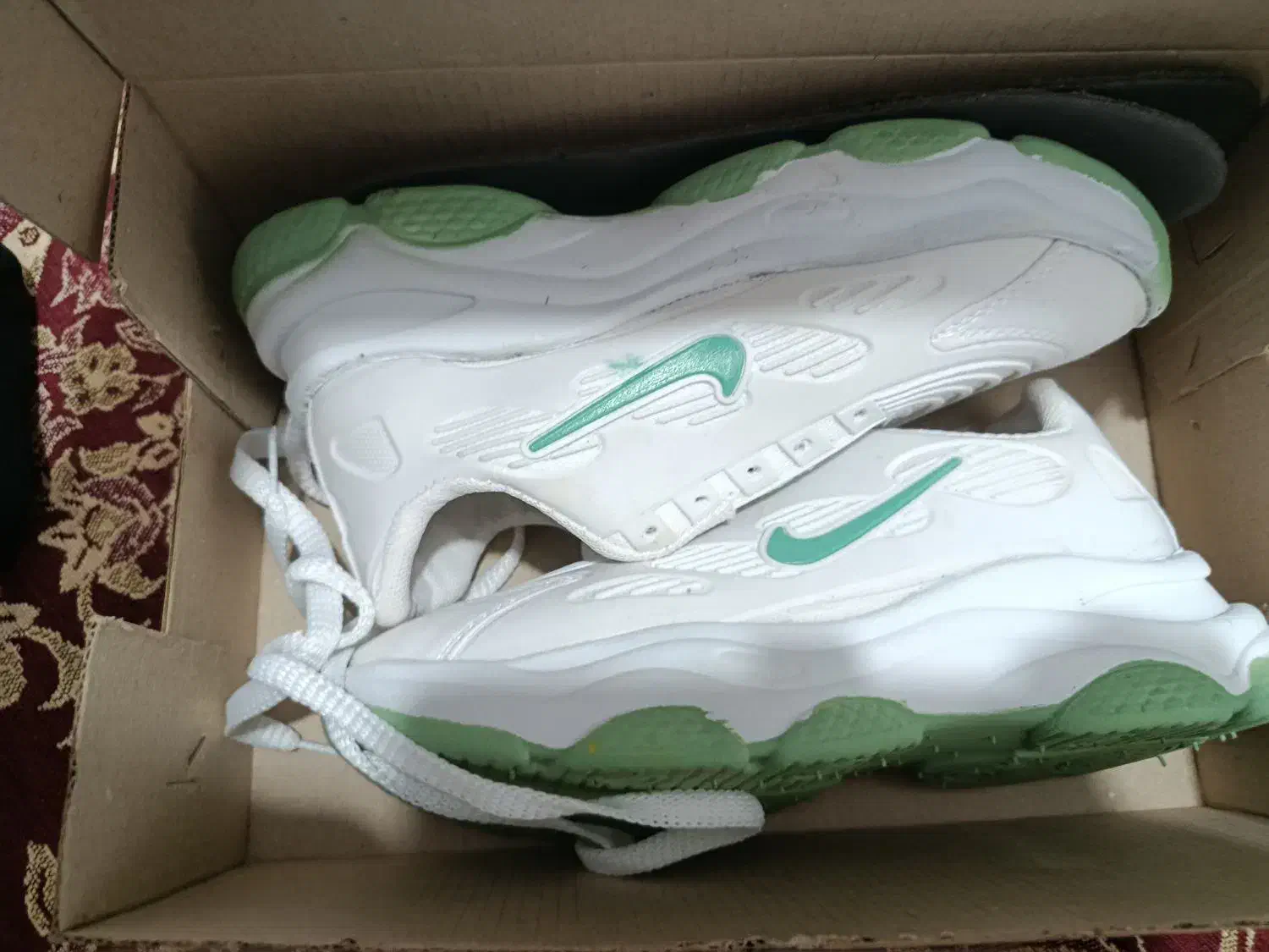 کفش|کیف، کفش، کمربند|بم, |دیوار