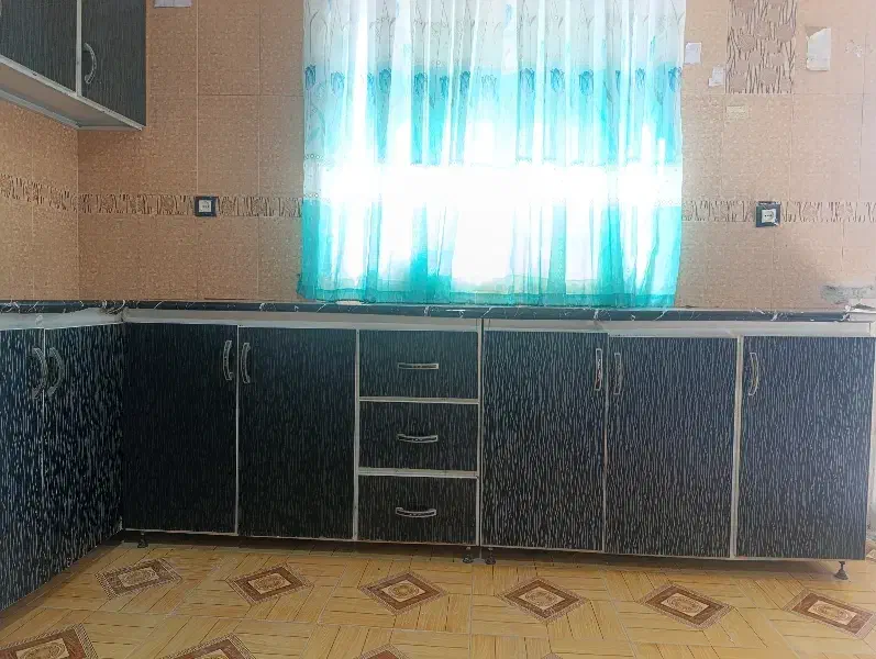 کابینت ها سالم به همراه هود و سینگ ودوتا ویترین .|آب‌چکان و نظم‌دهنده ظروف|همدان, |دیوار