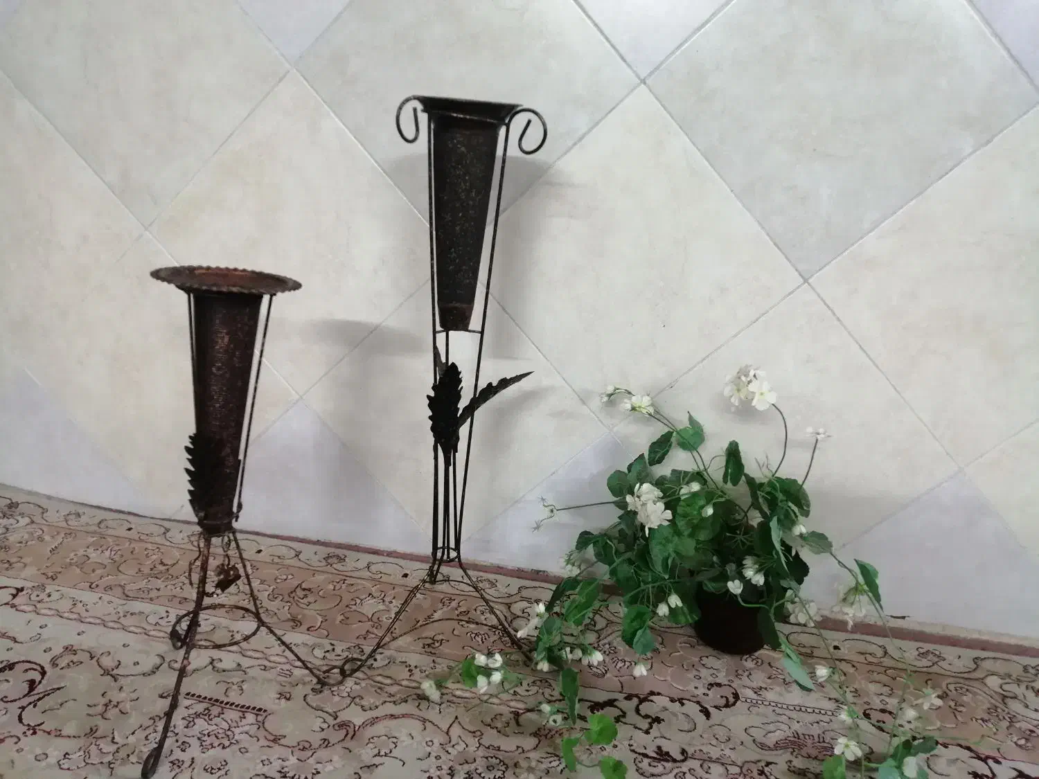 گلـدان فلـزی پایه دار (دوعـدد)  و گـل مصنـوعـی|گل مصنوعی|قم, چهار مردان|دیوار