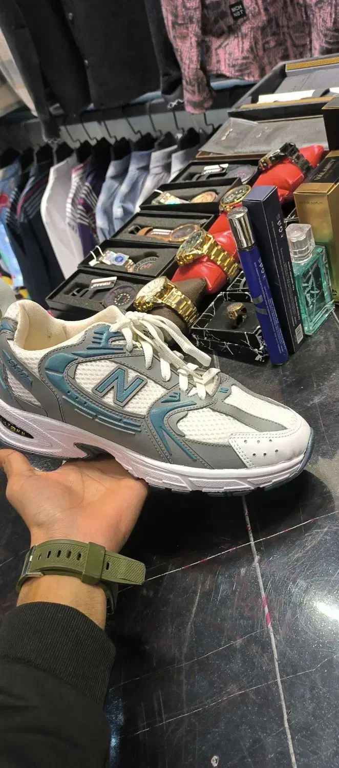 کفش|کیف، کفش، کمربند|شاندیز, |دیوار