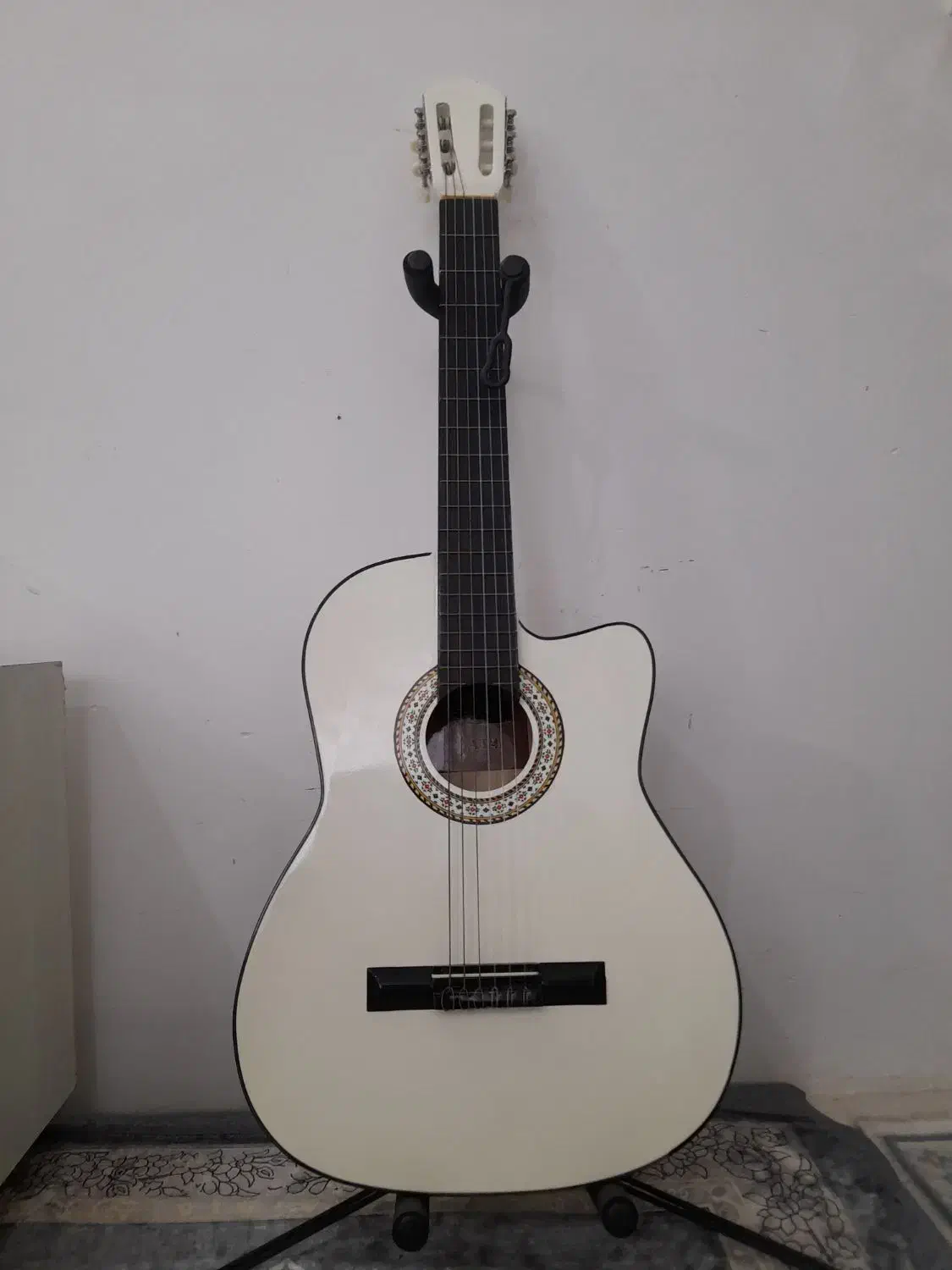 گیتار والنسیا با تایید استاد قیمت ۶ میلیون|گیتار، بیس، امپلیفایر|گلبهار, شهر جدید گلبهار|دیوار