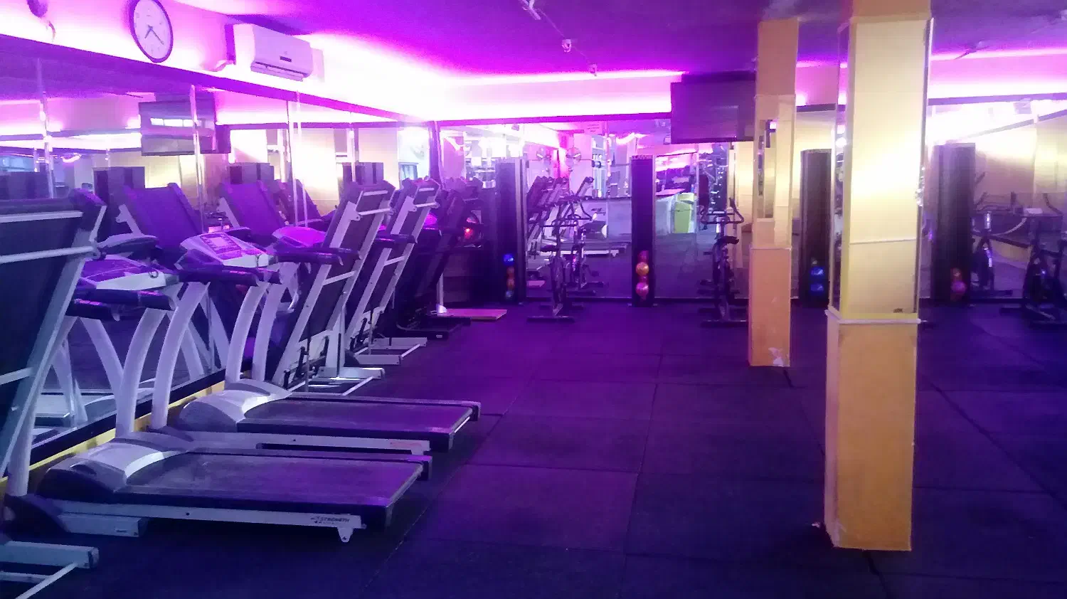 لوازم باشگاه...‌آیینه و کف پوش|تجهیزات ورزشی|قم, باغ شازده|دیوار