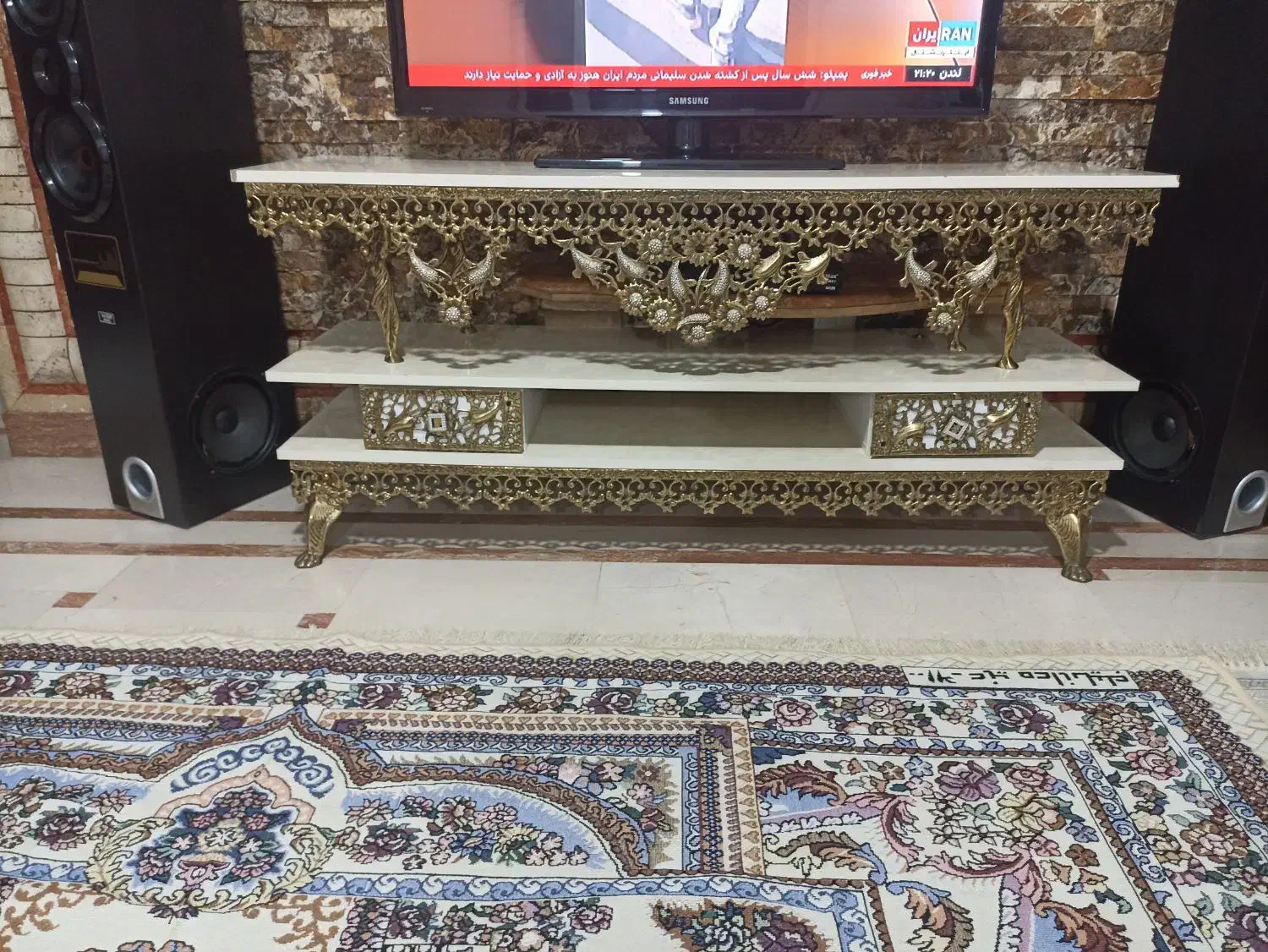 میز تلویزیون .ویترین.ساعت برنجی درحد نو|بوفه، ویترین، کنسول|نسیم‌شهر, |دیوار