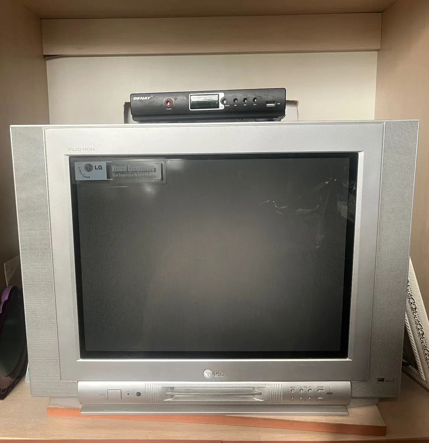 تلوزیون۲۴اینچ ال جی|تلویزیون و پروژکتور|فومن, |دیوار