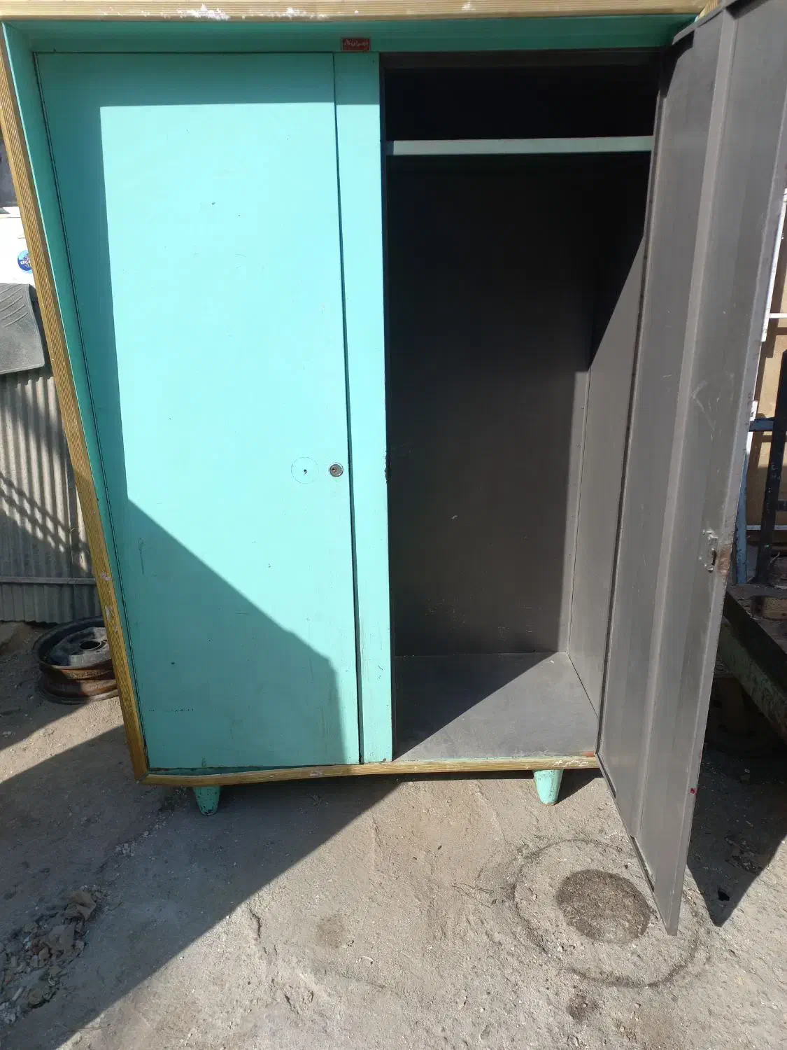 کمدی فلزی و ضبط قدیمی|کلکسیون اشیاء عتیقه|آفتاب, |دیوار