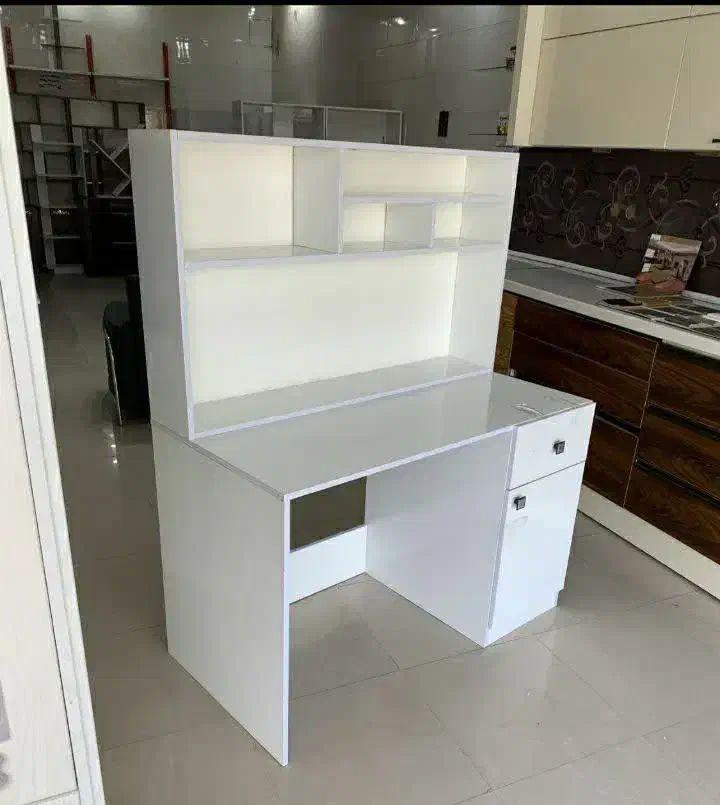 می تحر کتابخانه دار|میز تحریر و کامپیوتر|یزد, |دیوار