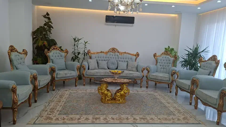 دو دست مبل کلاسیک و‌راحتی  بسیار تمیز|مبلمان خانگی و میز عسلی|ساری, |دیوار