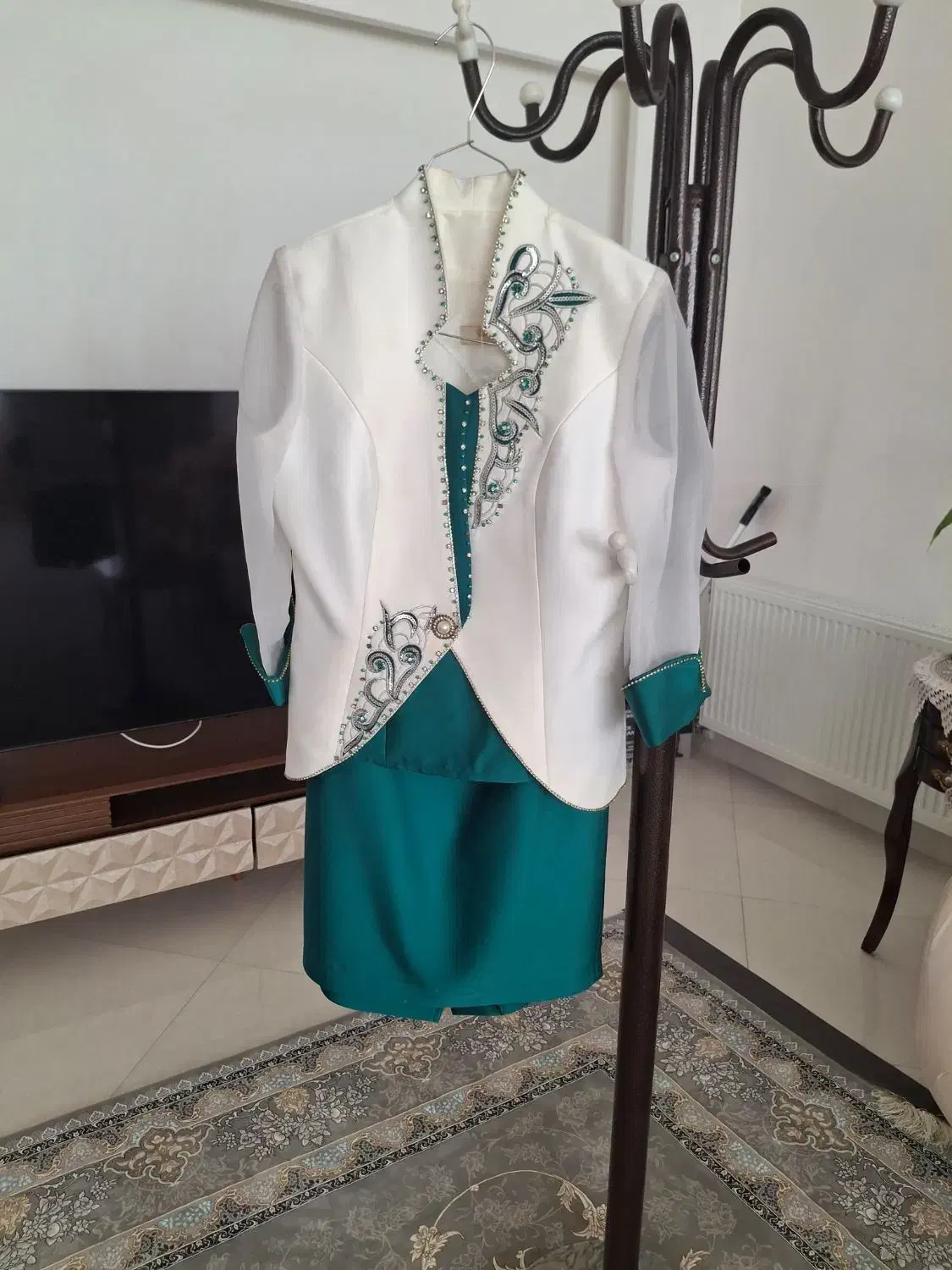 لباس مجلسی|لباس|نیشابور, بزرگمهر|دیوار