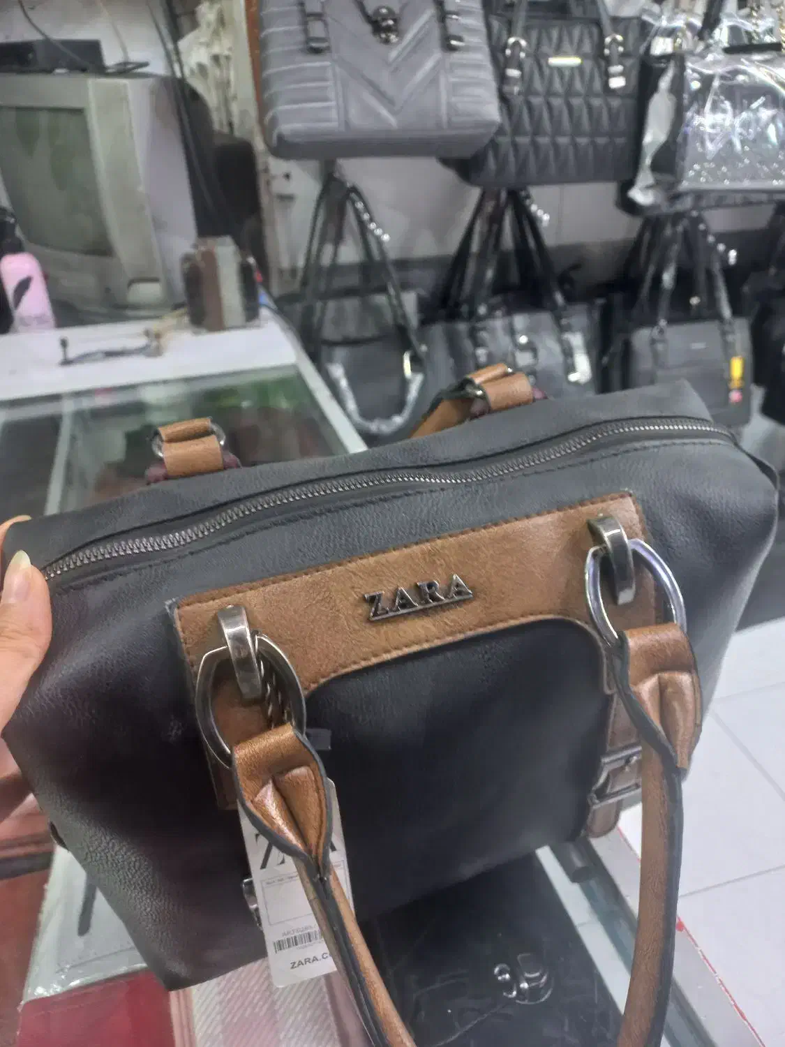 کیف|کیف، کفش، کمربند|نیشابور, امام|دیوار