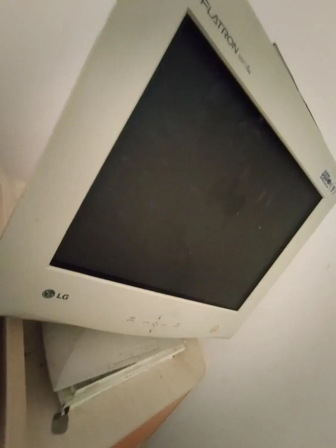 مانیتور قدیمی نسبتا خوب|رایانه رومیزی|قم, کلهری|دیوار