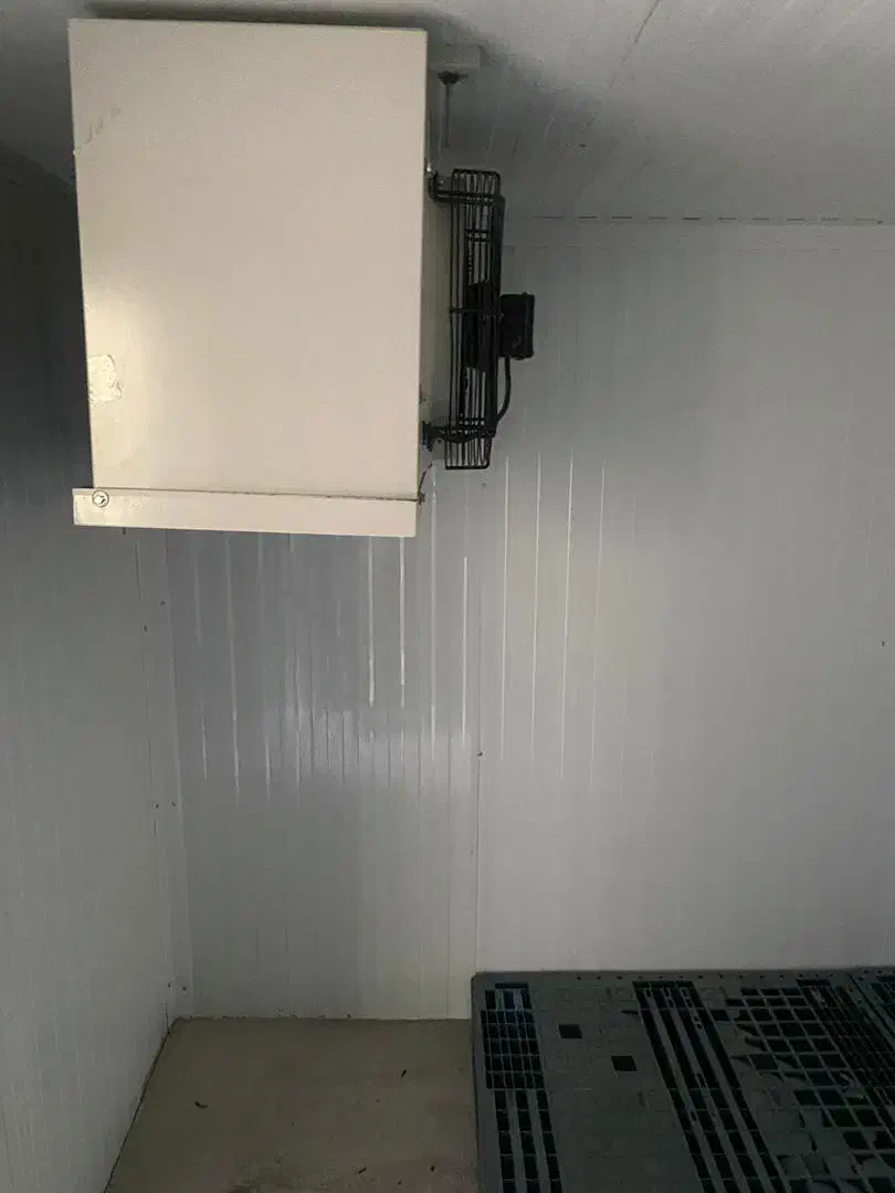 سردخانه بزرگ|ماشین‌آلات صنعتی|بافق, |دیوار